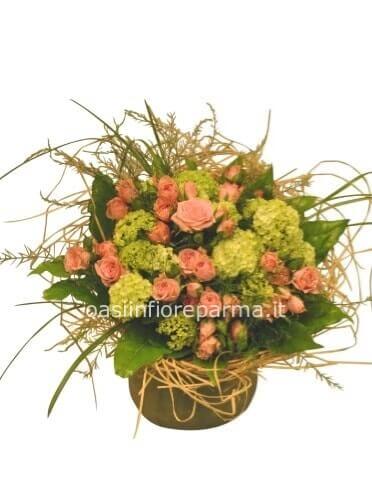 Cestino con rose e viburno o altro verde